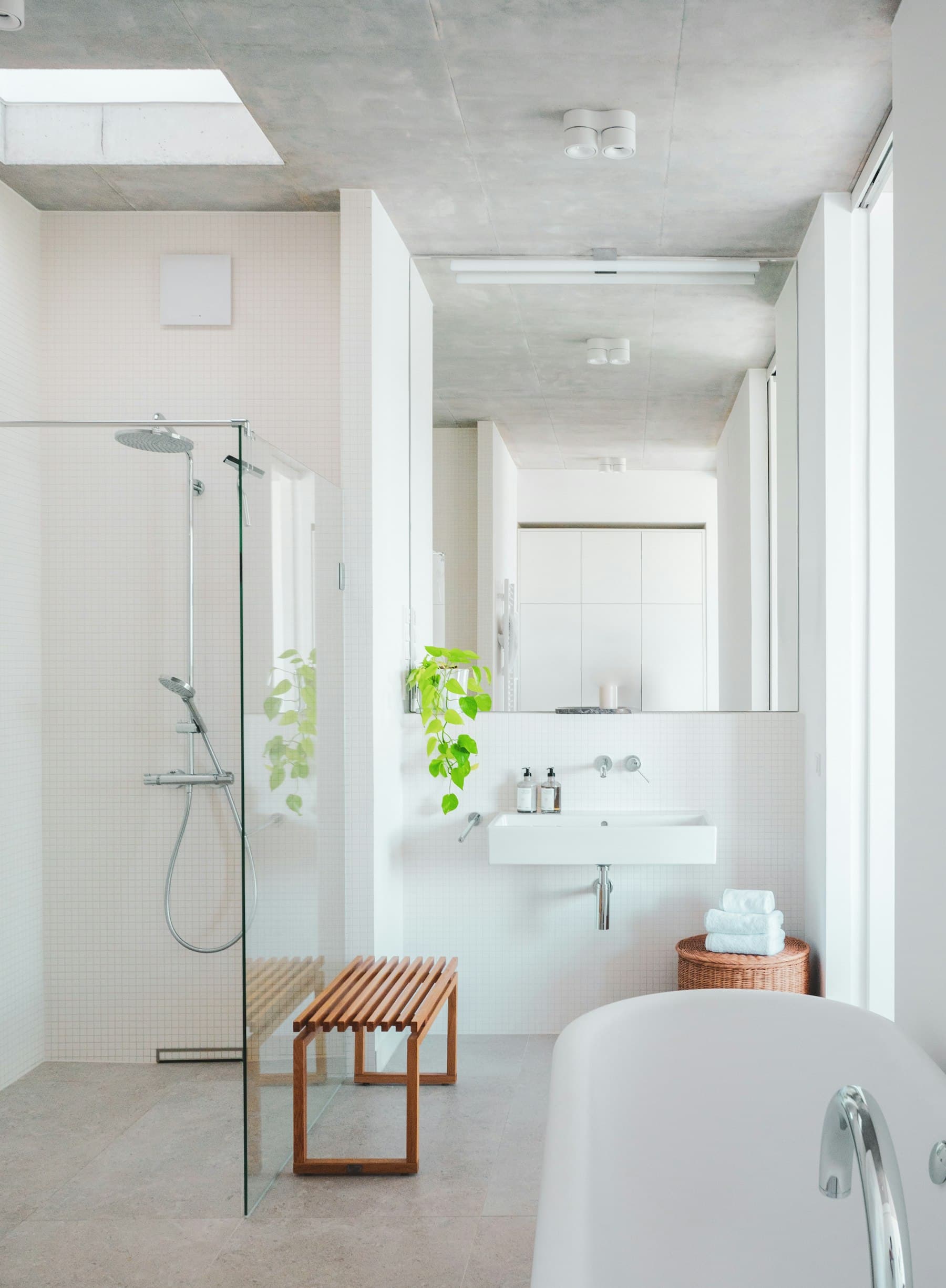 Salle de bain de style spa avec baignoire autoportante et lumière naturelle